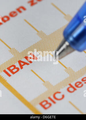 (Fichier - ILLUSTRATION) Une archive illustration datée du 22 janvier 2008 montre un stylo sur un bordereau de transfert avec l'écriture "IBAN" et "BIC" à Francfort-sur-Main, Allemagne. Le parlement de l'UE a décidé à une large majorité que les clients des banques doivent utiliser le chiffre 22 Numéro de compte bancaire International (IBAN) du 1er février 2014. Virements et prélèvements seront unifiés dans l'espace unique de paiement en euros Banque D'Images