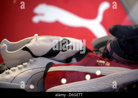 (Dossier) une archive photo datée du 20 avril 2010 montre des chaussures vêtements de sport Puma fabricant pendant une réunion d'actionnaires à Herzogenaurach, Allemagne. Puma a soulevé les revenus de 11,2  % à 3,01 milliards d'euros autour de l'an dernier et a eu un résultat opérationnel de 333,2 millions d'euros, mais il est nécessaire d'investir dans le marketing et produit developem dans les pays émergents, selon Banque D'Images