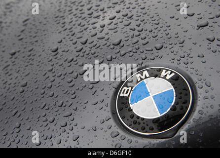 (Dossier) une archive photo datée du 16 mars 2010 présente le logo de la fabricant d'automobiles BMW sur une voiture couverte de gouttes à Munich, Allemagne. Il y a un différend à propos de travailleurs temporaires à l'usine de Leipzig et le conseil du travail a refusé l'introduction de nouveaux temps. Maintenant, le tribunal du travail est d'en décider. Photo : Lukas Barth Banque D'Images