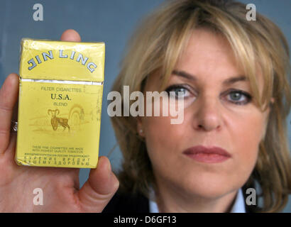 Tritz, directeur général de l'association allemande des fabricants de cigarettes (DZB), montre un paquet de cigarettes de contrebande illégalement 'Jin Ling' à Berlin, Allemagne, 15 février 2012. Au cours d'une conférence de presse, le actuual DZB présenté des chiffres concernant la contrebande de cigarettes. Fumé Allemands plus de 23 milliards de cigarettes de l'exercice précédent. Photo : Stephanie Pilick Banque D'Images