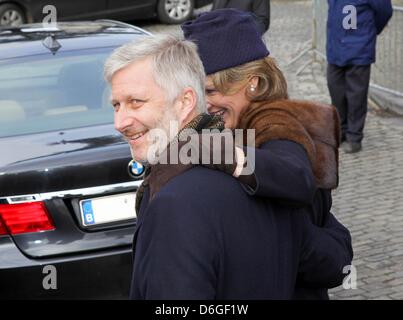 Le prince Philippe et la Princesse Mathilde de Belgique assister à la messe spéciale pour commémorer le décès de membres de la famille royale belge à l'église Notre Dame à Bruxelles, Belgique, 16 février 2012. Photo : Albert Nieboer dpa Pays-bas OUT Banque D'Images