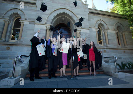 18 avril 2013. Adelaide en Australie. 18 avril 2013. Adelaide en Australie. Les diplômés universitaires jettent leurs cartes de mortier sur le campus de l'Université d'Adélaïde pendant une cérémonie après avoir reçu des diplômes. Credit : Amer Ghazzal/Alamy Vivre NewsAdelaide, Australie.18 avril 2013. Banque D'Images