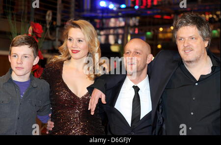 Réalisateur allemand Matthias Glasner (R), les acteurs Henry Stange (L), Maria Bock et acteur allemand Jürgen Vogel arrivent pour la première du film 'Mercy' ('Gnade') au cours de la 62e édition du Festival International du Film de Berlin, à Berlin, Allemagne, 16 février 2012. Le film est présenté en compétition à la 62e Berlinale allant du 09 au 19 février. Photo : Maurizio Gambarini  + + +(c) AFP Banque D'Images