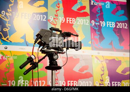 Une caméra vu à la conférence de presse pour le film "A Royal Affair' ('En Kongelig Affaere") au cours de la 62e édition du Festival International du Film de Berlin, à Berlin, Allemagne, 16 février 2012. Le film est présenté en compétition à la 62e Berlinale allant du 09 au 19 février. Photo : Sebastian Kahnert Banque D'Images