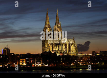 Fichier - Un fichier photo datée du 27 janvier 2012 montre le dôme lumineux à Cologne, Allemagne. Les voyageurs allemands s'intéressent de plus en plus city trips. Photo : Oliver Berg Banque D'Images