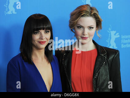 L'actrice britannique Holliday Grainger (R) et l'actrice Christina Ricci nous assister à la photocall pour le film 'Bel Ami' au cours de la 62e édition du Festival International du Film de Berlin, à Berlin, Allemagne, le 17 février 2012. Le film est présenté en compétition hors compétition à la 62e Berlinale allant du 09 au 19 février. Photo : Angelika Warmuth  + + +(c) afp - Bildfunk + + + Banque D'Images