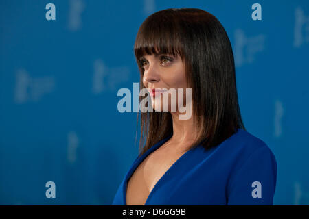 L'actrice Christina Ricci nous assiste à la photocall pour le film 'Bel Ami' au cours de la 62e édition du Festival International du Film de Berlin, à Berlin, Allemagne, le 17 février 2012. Le film est présenté en compétition hors compétition à la 62e Berlinale allant du 09 au 19 février. Photo : Tim Brakemeier Banque D'Images