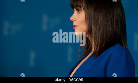 L'actrice Christina Ricci nous assiste à la photocall pour le film 'Bel Ami' au cours de la 62e édition du Festival International du Film de Berlin, à Berlin, Allemagne, le 17 février 2012. Le film est présenté en compétition hors compétition à la 62e Berlinale allant du 09 au 19 février. Photo : Tim Brakemeier Banque D'Images