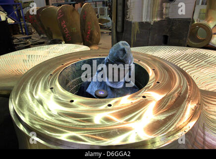 (Dossier) une archive photo datée du 07 mai 2010 indique Norbert Stier ponçage d'un hélice de bateau à Metallguss GmbH (MMG) dans la région de Waren, Allemagne, 16 février 2012. IG Metall Kueste (région de la côte de la mer) est conseiller au sujet de ses exigences salariales lors d'une conférence régionale à Rostock le jeudi 16 février 2012. Le Conseil de l'IG Metall veut une augmentation de salaire de 6,5 pour cent. Photo : Bernd Wuestneck Banque D'Images