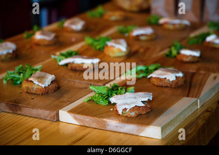 Croquettes de poisson avec de la laitue dans les conseils Banque D'Images