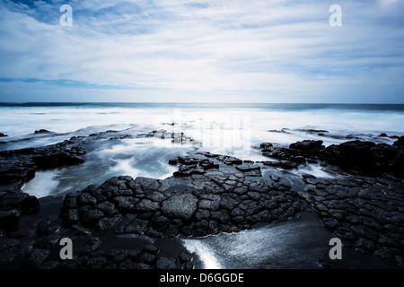 La vaisselle des vagues on Rocky beach Banque D'Images