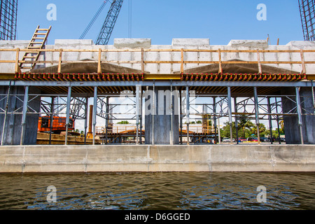 Au bord de l'échafaudage sur la construction Banque D'Images