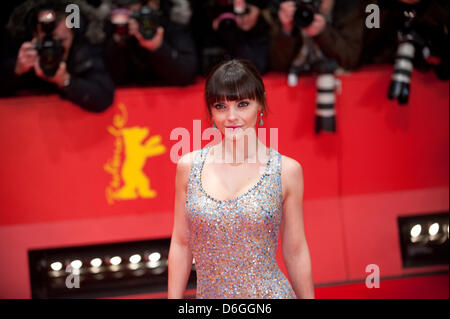 L'actrice Christina Ricci nous arrive pour la première du film 'Bel Ami' au cours de la 62e édition du Festival International du Film de Berlin, à Berlin, Allemagne, le 17 février 2012. Le film est présenté en compétition hors compétition à la 62e Berlinale allant du 09 au 19 février. Photo : Joerg Carstensen  + + +(c) afp - Bildfunk + + + Banque D'Images