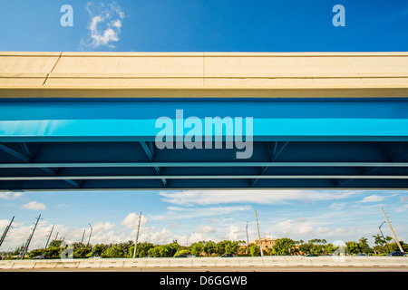 Freeway overpass dans paysage suburbain Banque D'Images