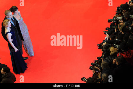 L'actrice britannique Holliday Grainger (L-R), l'acteur britannique Robert Pattinson et l'actrice américaine Christina Ricci posent au tapis rouge de l'avant la première de 'Bel Ami' au cours de la 62e édition du Festival International du Film de Berlin, à Berlin, Allemagne, le 17 février 2012. Le film est présenté au concours de la 62e Berlinale allant du 09 au 19 février. Photo : Jens Kalaene dpa Banque D'Images