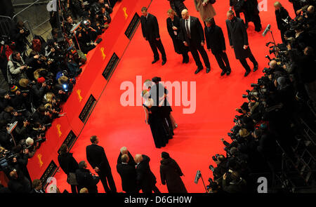 L'actrice britannique Holliday Grainger (L-R), l'acteur britannique Robert Pattinson et l'actrice américaine Christina Ricci posent au tapis rouge de l'avant la première de 'Bel Ami' au cours de la 62e édition du Festival International du Film de Berlin, à Berlin, Allemagne, le 17 février 2012. Le film est présenté au concours de la 62e Berlinale allant du 09 au 19 février. Photo : Jens Kalaene dpa Banque D'Images