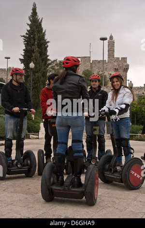 Les touristes prennent un tour de Segway à Jérusalem Banque D'Images