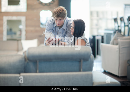 Woman shopping with salesman in store Banque D'Images