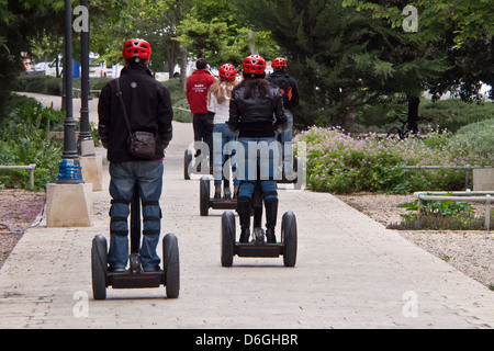 Les touristes prennent un tour de Segway à Jérusalem Banque D'Images