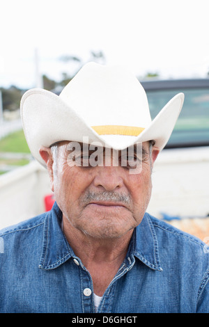 Farmer wearing cowboy hat outdoors Banque D'Images