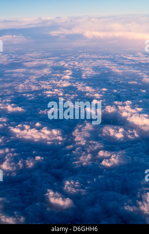 Les nuages. matin lumineux à l'aube dans le ciel. Vue d'en haut. le jour et la nuit. Le coucher de soleil coucher de soleil allume la partie supérieure de la couche de nuages Banque D'Images