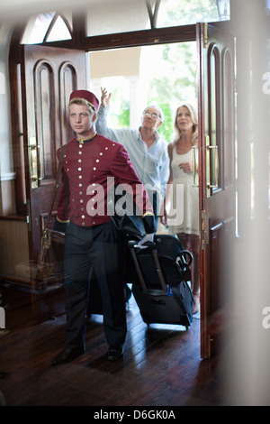 Groom transport des bagages dans l'hôtel Banque D'Images