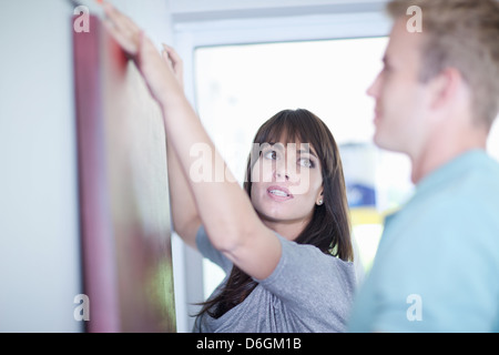 L'homme en collaboration avec le designer d'intérieur Banque D'Images