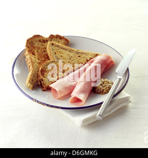 Tranche de jambon avec du pain grillé et une bonne cuillerée de farine de moutarde Banque D'Images