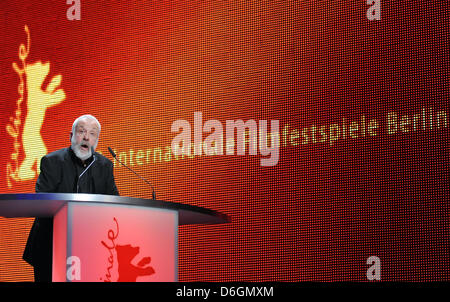 Le président du jury et directeur Britannique Mike Leigh prononce un discours lors de la cérémonie du 62e Festival International du Film de Berlin, à Berlin, Allemagne, 18 février 2012. Un total de 18 films en compétition pour l'Ours d'or Berlinale prestigieux pour la meilleure image. Environ 400 films sont présentés chaque année dans le cadre de la Berlinale programme public. Photo : Britta Pedersen  + + +(c Banque D'Images