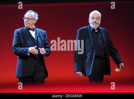 Le président du jury et directeur Britannique Mike Leigh (R) et directeur du festival de la Berlinale Dieter Kosslick arrivent sur scène lors de la cérémonie du 62e Festival International du Film de Berlin, à Berlin, Allemagne, 18 février 2012. Un total de 18 films en compétition pour l'Ours d'or Berlinale prestigieux pour la meilleure image. Environ 400 films sont présentés chaque année dans le cadre de la Berlinale' Banque D'Images