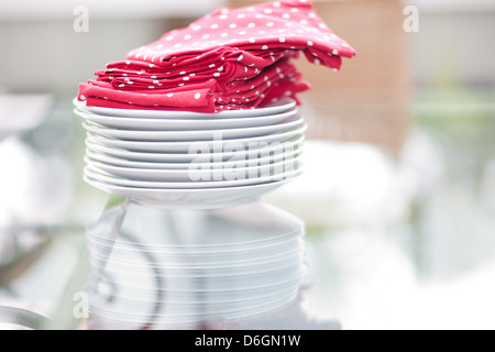 Close up de serviettes de table et assiettes sur la table Banque D'Images