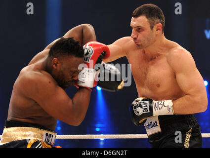 Boxeur ukrainien Vitali Klitschko (R) se bat contre la boxeur Dereck Chisora au cours de la WBC World Heavyweight Championship dans la Halle olympique de Munich, Allemagne, 18 février 2012. Klitschko a défendu son titre des poids lourds du Conseil mondial de la boxe. Photo : Marc Mueller Banque D'Images