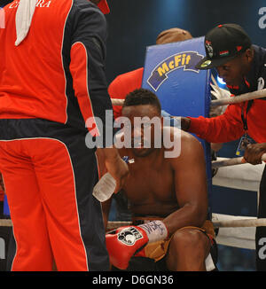 Dereck Chisora boxeur britannique au cours de la WBC World Heavyweight Championship contre boxeur ukrainien Vitali Klitschko dans la Halle olympique de Munich, Allemagne, 18 février 2012. Klitschko a défendu son titre des poids lourds du Conseil mondial de la boxe. Photo : Marc Mueller Banque D'Images