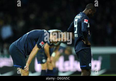 Le Hertha Berlin's Roman Hubnik (L) et Adrian Ramos sont déçus après le match de Bundesliga allemande entre Hertha Berlin Borussia Dortmund et au stade olympique de Berlin, Allemagne, 18 février 2012. Le Hertha Berlin a perdu 0-1. Photo : THOMAS EISENHUTH Banque D'Images