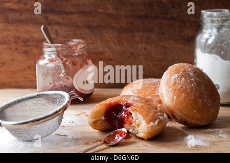 Des beignes, de la confiture et du sucre sur la table Banque D'Images