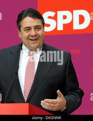 Le président des sociaux-démocrates SPD, Sigmar Gabriel, donne une conférence de presse à la Willy-Brandt-Haus de Berlin, Allemagne, 20 février 2012. Gabriel a confirmé l'accord pour le défenseur des droits de l'Allemagne de Joachim Gauck comme candidat pour le président fédéral. Photo : WOLFGANG KUMM Banque D'Images