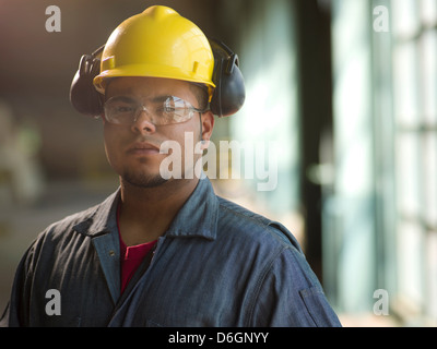 Engineer wearing hard hat sur place Banque D'Images