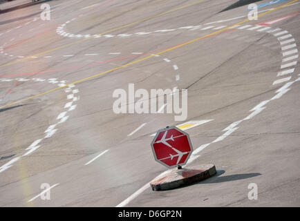 Un panneau met en garde contre les avions de passage à l'aéroport de Frankfurt am Main, Allemagne, 20 février 2012. L'Union allemande pour les travailleurs, GdF (Gewerkschaft der Flugsicherung), s'étend jusqu'au 22 février grève ist. Seule la Lufthansa a annulé 200 vols le 20 février. Photo : Boris Roessler Banque D'Images