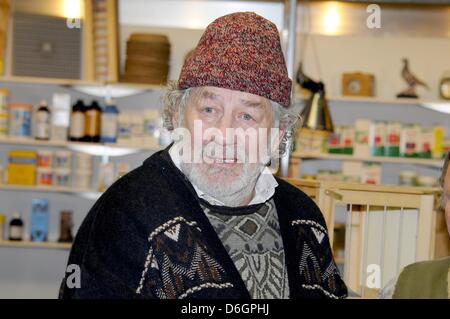 L'acteur néerlandais Chiem Van Houweninge pose pendant le tournage de la WDR Ruhr comédie 'Race pour les masses" à Cologne, Allemagne, 21 février 2012. La télé film sle dire histoire d'un éleveur passionné et son pigeon partenaire douteux et devrait à l'air à l'automne 2012. Photo : Horst Galuschka Banque D'Images