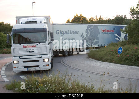 (Dossier) une archive photo datée du 29 août 2007 présente un "Gigaliner vitaminique Time' (un camion avec une longueur de 25 mètres et le poids total de 40 tonnes) grâce à un rond-point de Georgsmarienhuette, Allemagne. Un test avec des camions est en cours sur les routes allemandes. Depuis le Nouvel An, Ministre allemand des Transports Ramsauer a donné le feu vert pour les transporteurs jusqu'à 6,5 mètres de long - néanmoins Banque D'Images