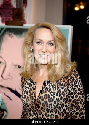 Jerry Hall, ex-femme de Mick Jagger, se tient à côté d'un portrait de l'ancien Chancelier allemand Willy Brandt par l'artiste Andy Warhol au cours de l'émission 'live' de Gottschalk et présentateur de télévision Thomas Gottschalk hôte à Berlin, Allemagne, 22 février 2012. Il est le 25e anniversaire de la mort de Warhol. Photo : Joerg Carstensen Banque D'Images