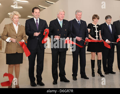 Le maire de Francfort, Petra Roth (L-R), directeur de l'Art Staedel Museum Max Hollein, Premier Ministre de Hesse Volker Bouffier, président de l'administration Staedel, Nikolaus Schweickart, président de l'Association des musées de l'Art Staedel, Sylvia von Metzler, et chef de la Deutsche Bank, Josef Ackermann, couper un ruban rouge lors de la cérémonie d'ouverture officielle de l'extension souterraine bâtiment f Banque D'Images