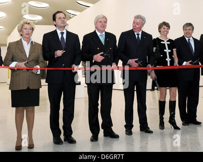 Le maire de Francfort, Petra Roth (L-R), directeur de l'Art Staedel Museum Max Hollein, Premier Ministre de Hesse Volker Bouffier, président de l'administration Staedel, Nikolaus Schweickart, président de l'Association des musées de l'Art Staedel, Sylvia von Metzler, et chef de la Deutsche Bank, Josef Ackermann, couper un ruban rouge lors de la cérémonie d'ouverture officielle de l'extension souterraine bâtiment f Banque D'Images