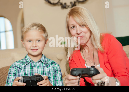 Mère et fils à jouer aux jeux vidéo Banque D'Images