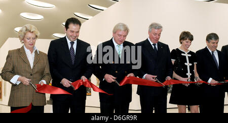 Le maire de Francfort, Petra Roth (L-R), directeur de l'Art Staedel Museum Max Hollein, Premier Ministre de Hesse Volker Bouffier, président de l'administration Staedel, Nikolaus Schweickart, président de l'Association des musées de l'Art Staedel, Sylvia von Metzler, et chef de la Deutsche Bank, Josef Ackermann, couper un ruban rouge lors de la cérémonie d'ouverture officielle de l'extension souterraine bâtiment f Banque D'Images