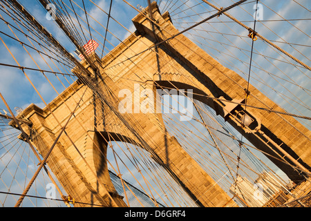 Pont de Brooklyn sous ciel bleu Banque D'Images