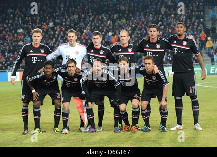 L'équipe de Munich photo (arrière L-R) Holger Badstuber, Manuel Neuer, Toni Kroos, Arjen Robben, Mario Gomez, Jérôme Boateng (AVANT L-R) David Alaba, Philipp Lahm , Franck Ribéry Anatoli Timoschtschuk, Rafinha avant l'UEFA Champions League round 16 match de football entre des entre FC Bâle Bayern Munich et à la Jakob Park Stadium à Bâle, en Suisse, le 22 février 2012. Wo de Bâle Banque D'Images