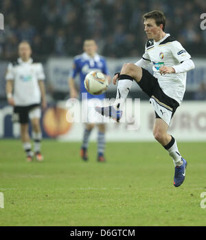 Plzen's Vaclav Pilar contrôle le ballon au cours de la Ligue Europa tour de jambe premier 32 match de football entre le FC Schalke 04 et le FC Viktoria Plzen à l'Arena AufSchalke stadium à Gelsenkirchen, Allemagne, 23 février 2012. Photo : Friso Gentsch dpa/lnw Banque D'Images