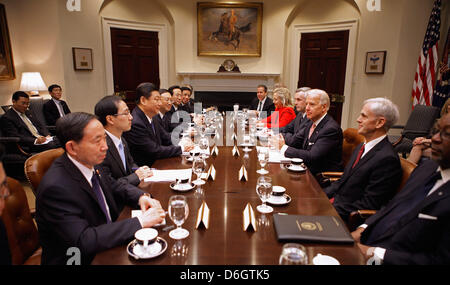 United States Vice-président Joe Biden (3e R) et Vice-président chinois Xi Jinping (5e L) tenir une réunion bilatérale avec d'autres fonctionnaires américains et chinois dans la Roosevelt Room à la Maison Blanche à Washington, DC, USA, 14 février 2012. Pendant son séjour à Washington, le Vice-président Xi rencontrera le président américain Barack Obama, Biden et autres hauts responsables de l'Administration de discus Banque D'Images