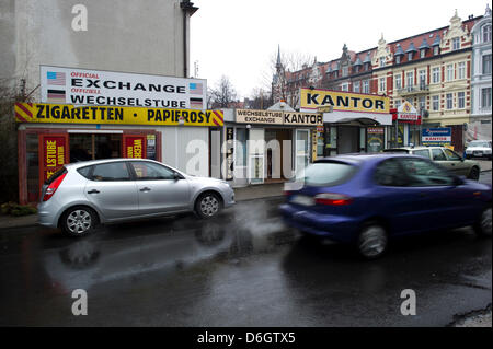 Des voitures font la queue devant une rangée de bureaux de change dans la zone frontalière entre l'Allemagne et la Pologne à Zgorzelec, Pologne, 24 janvier 2012. Les chauffeurs de taxi dans l'est de la Saxe préfèrent ne pas effectuer des promenades en transfert de l'autre côté de la frontière pour des raisons fiscales. Photo : Arno Burgi Banque D'Images